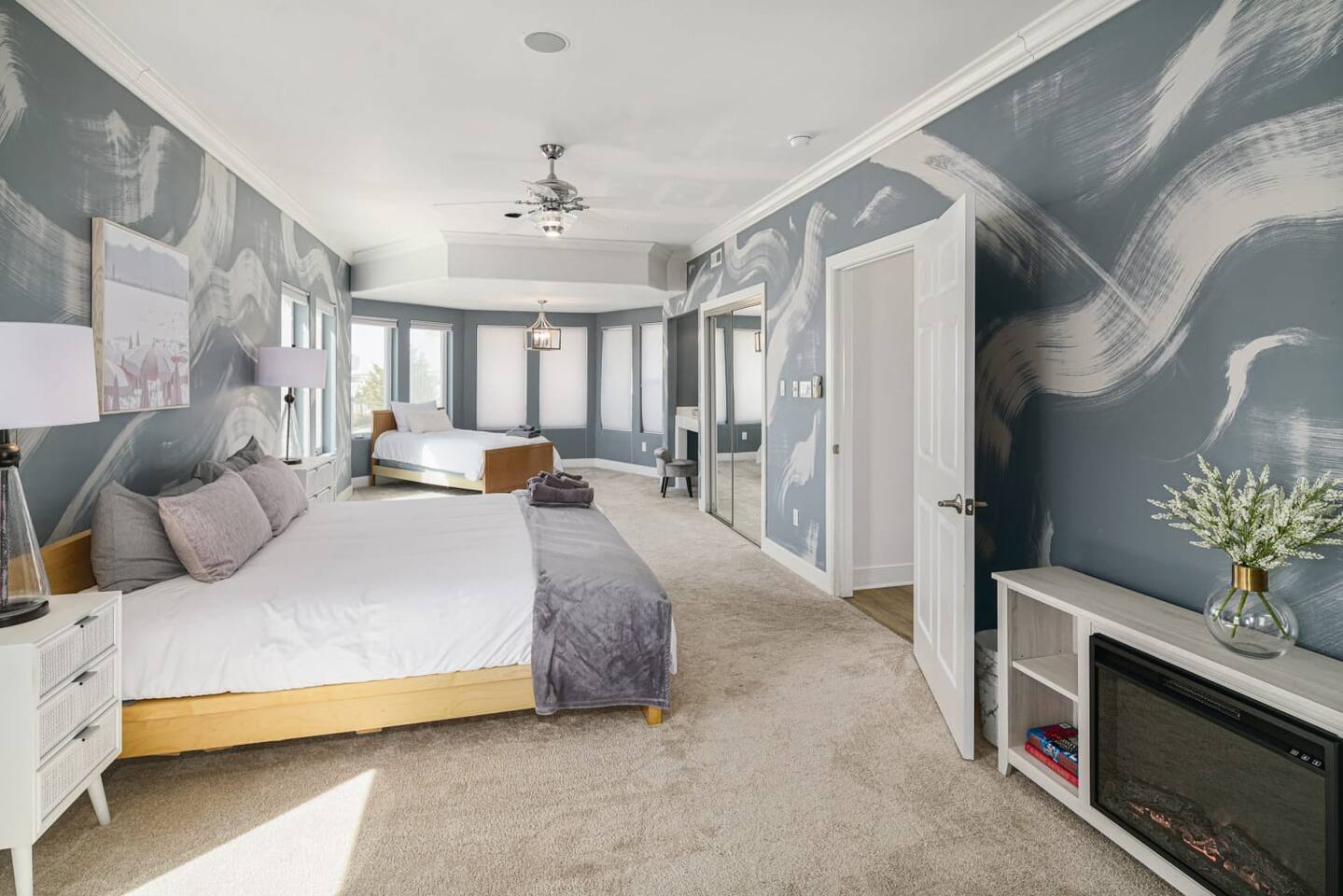 Icon Playce: Beachfront with 360 rooftop