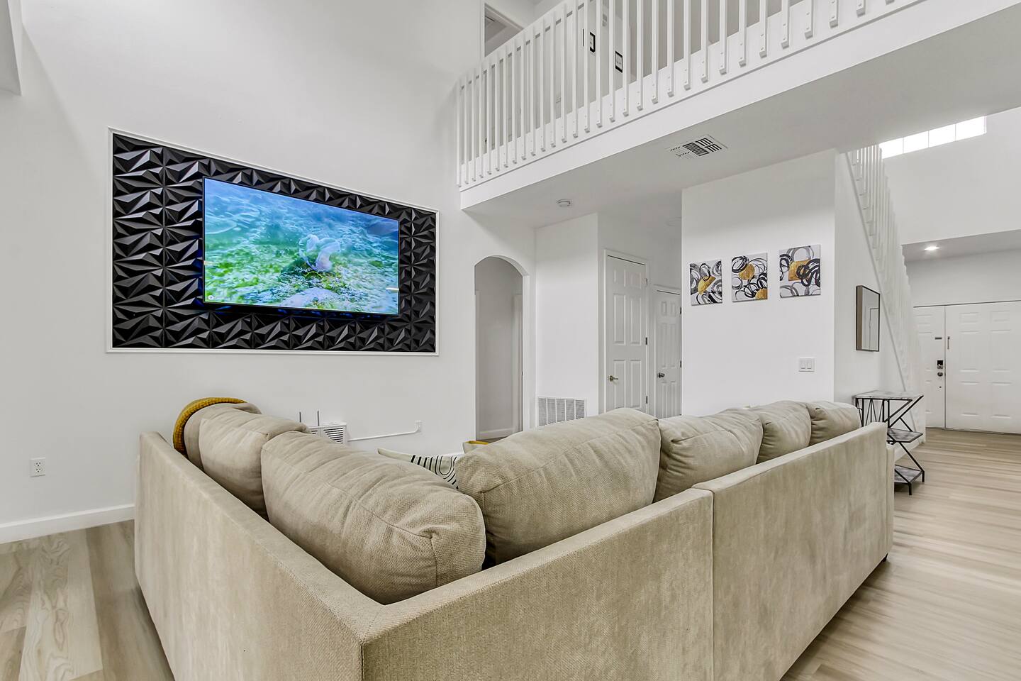 Stunning 5 bedroom pool home in gated community minutes from Disney