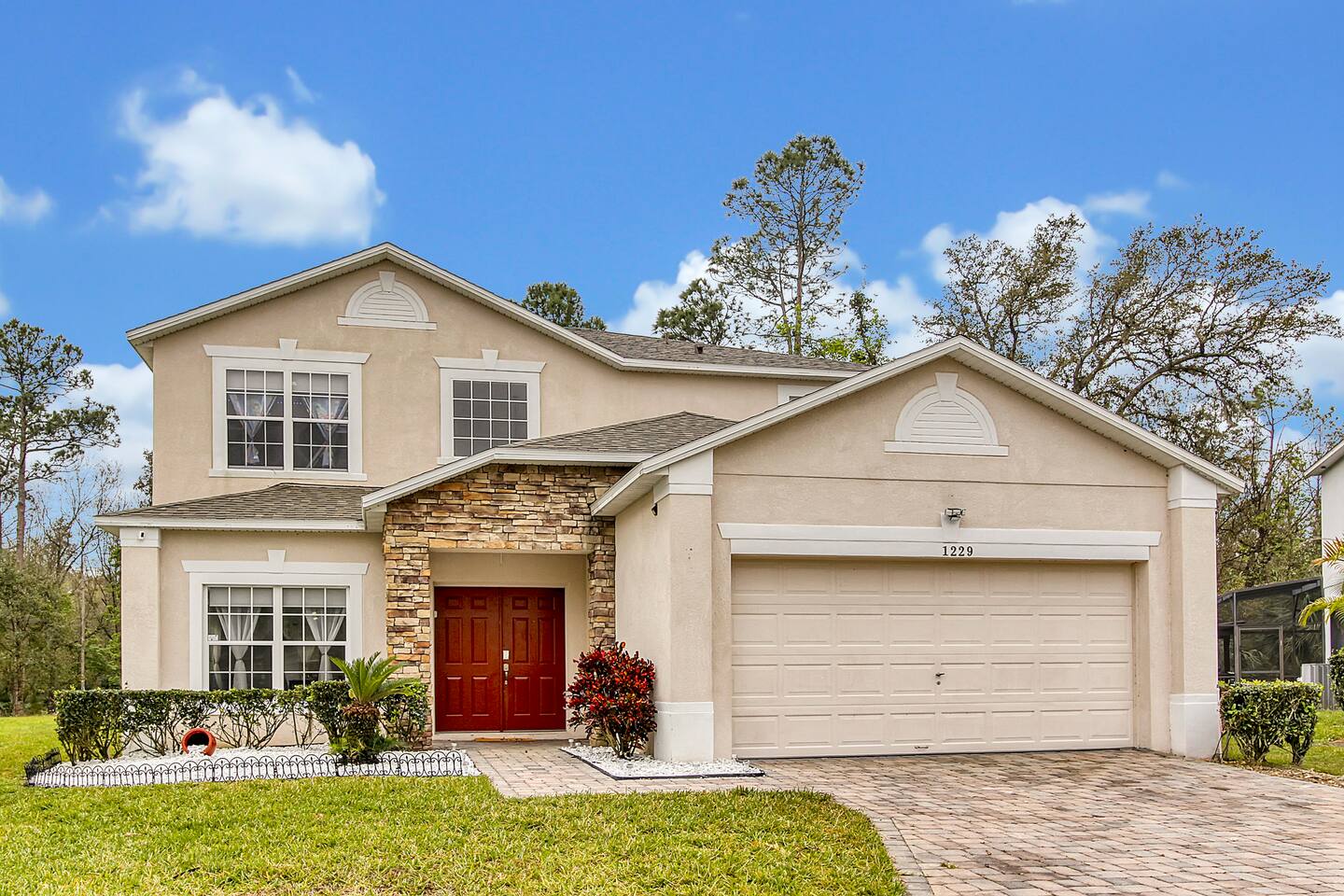 Stunning 5 bedroom pool home in gated community minutes from Disney