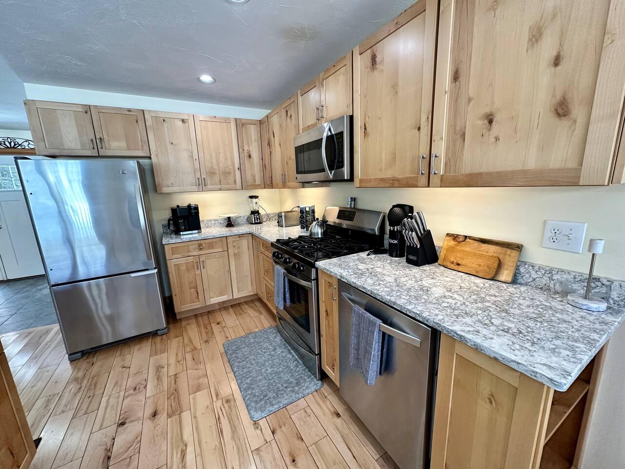 Epsom Lakefrnt Escape~Dock~Grill~Firepit-Woodstove