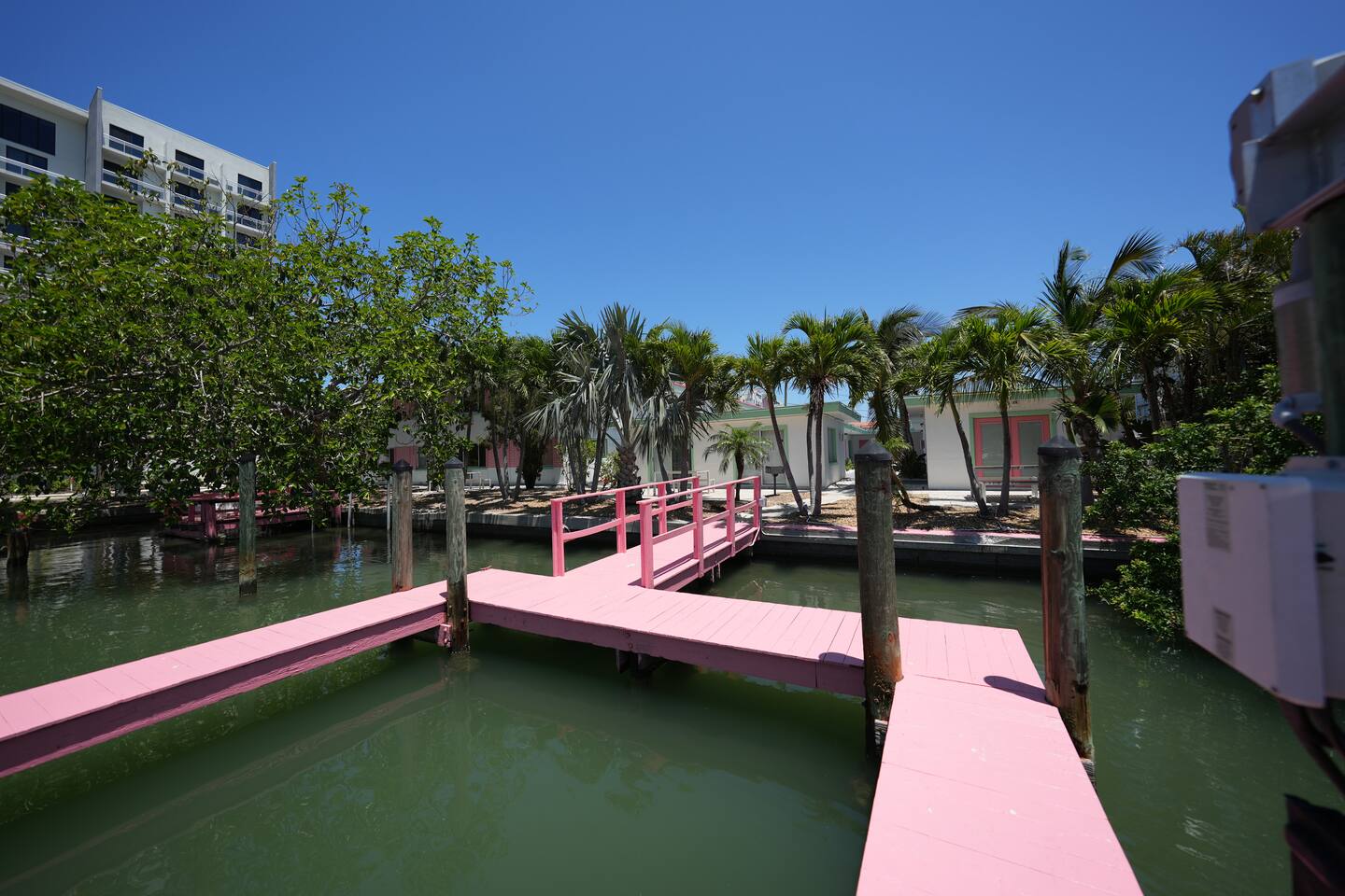 Doorstep Dock ~ Waterfront ~ 3 min to beach
