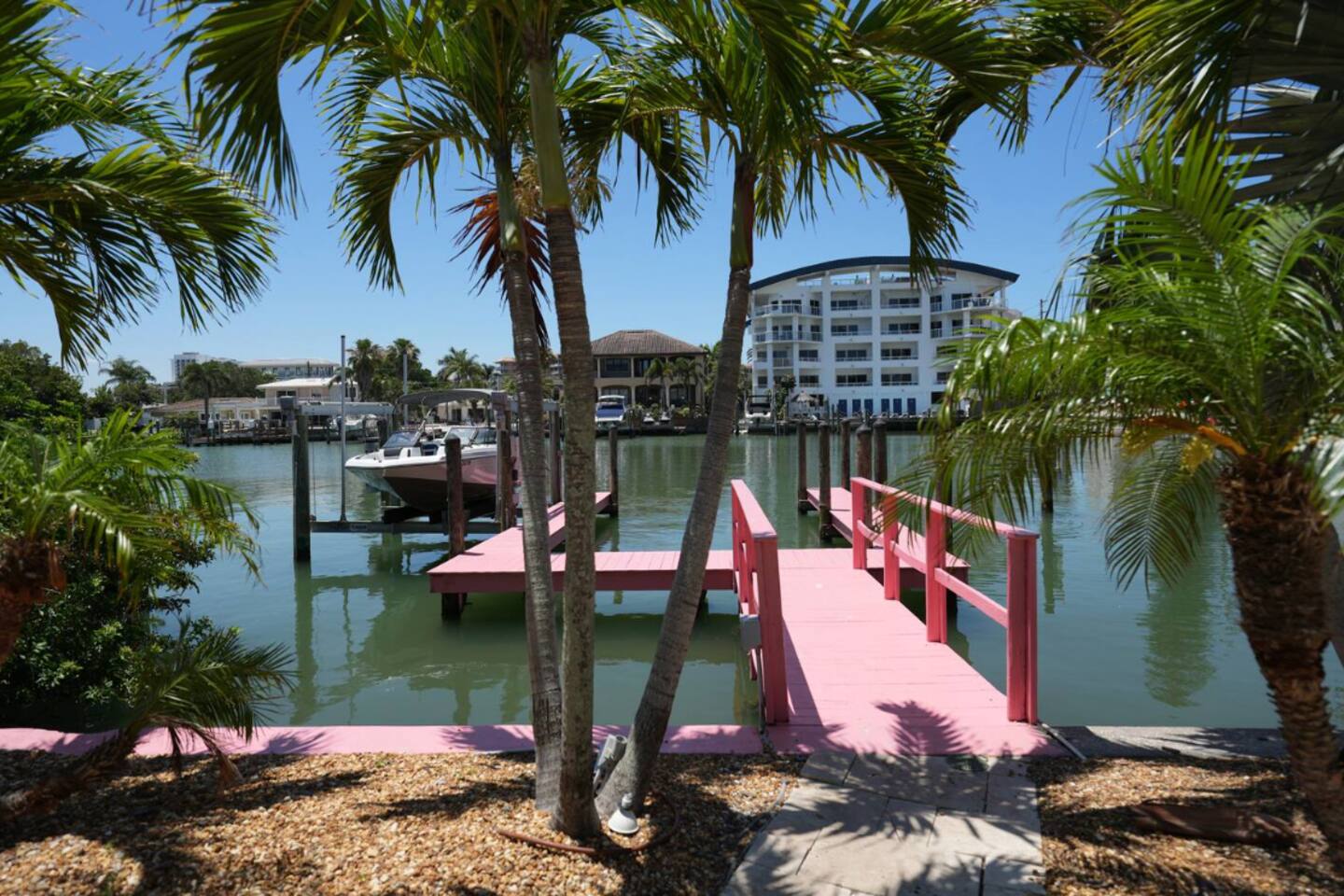 3 min to beach ~ dock ~ pool ~ free parking