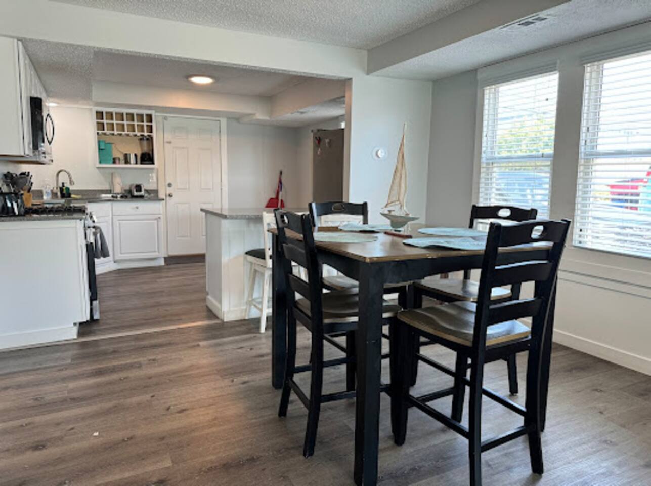 The Beacon OC 1- Cozy 3 Bedroom, Close to All!