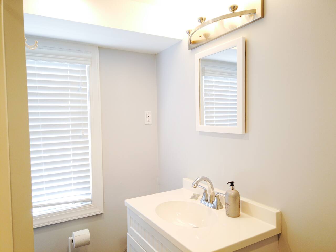 The Beacon OC 2 - Cozy 4 Bedroom, Close to All!