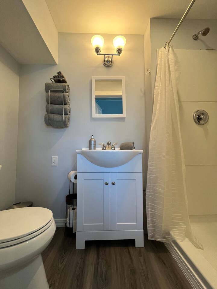 The Beacon OC 2 - Cozy 4 Bedroom, Close to All!