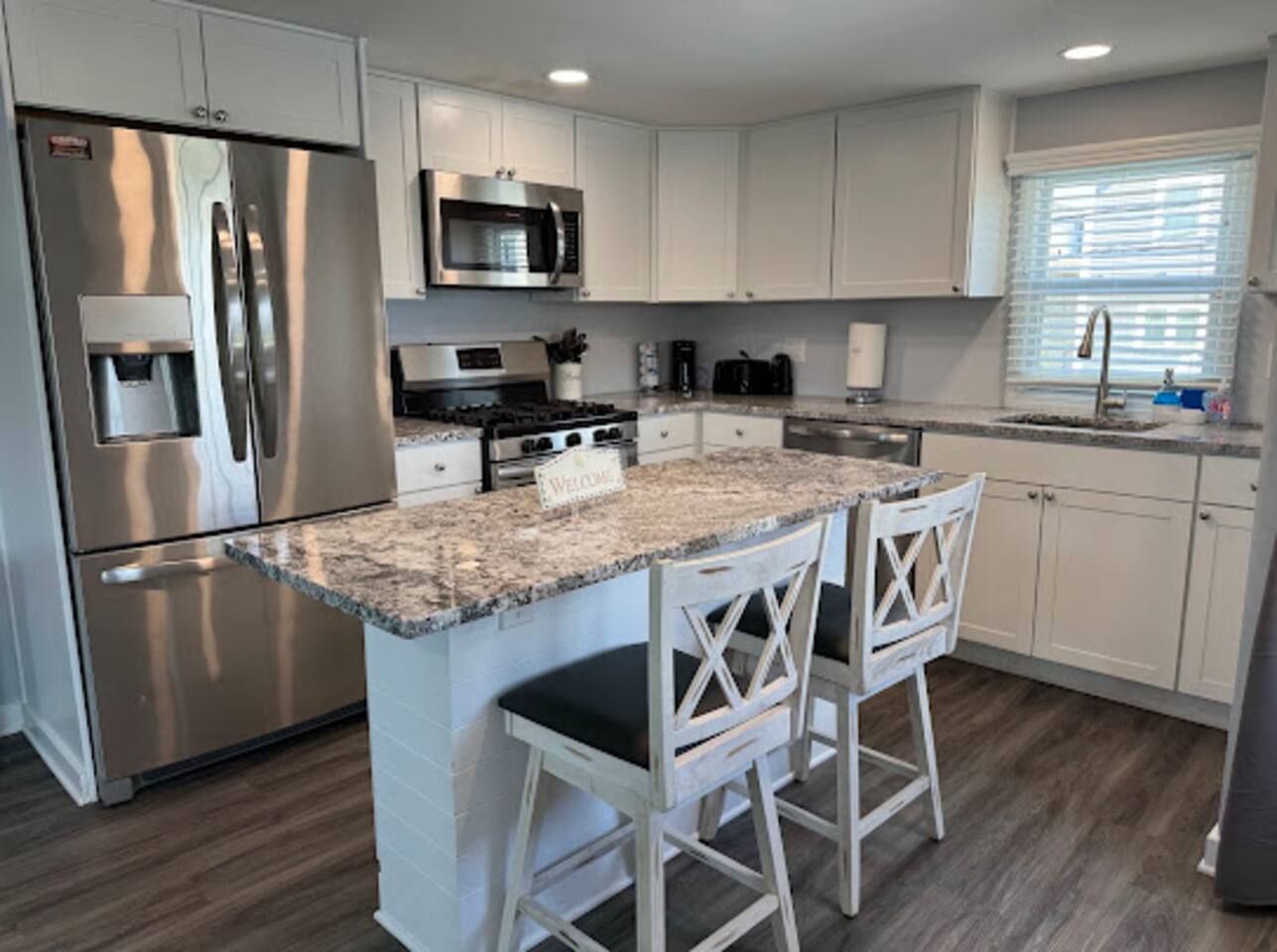 The Beacon OC 2 - Cozy 4 Bedroom, Close to All!