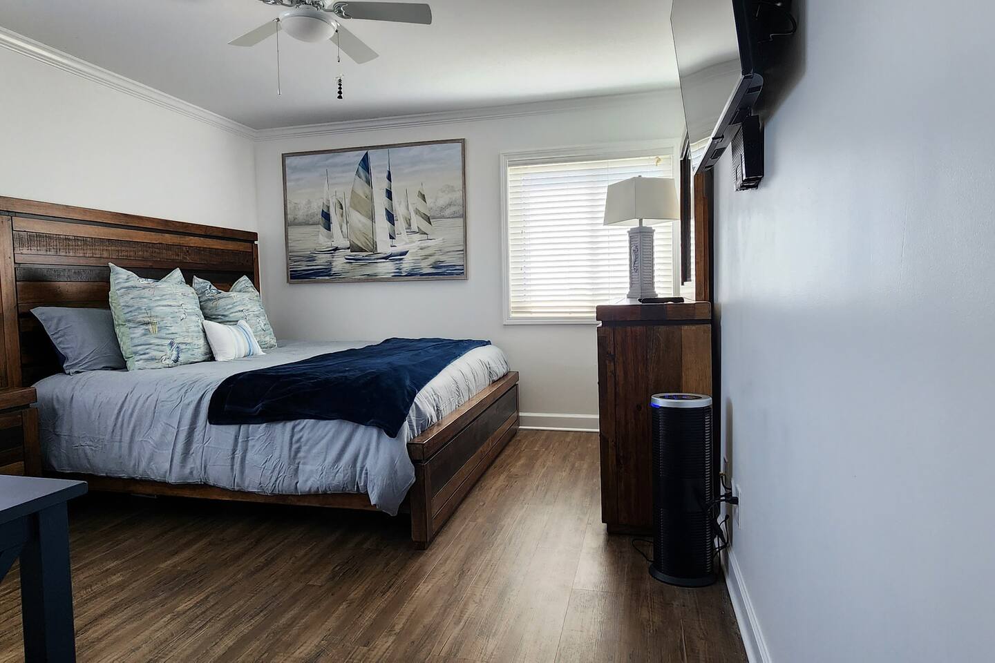 Sandy Feet Retreat King Bed, ocean view, pools E14