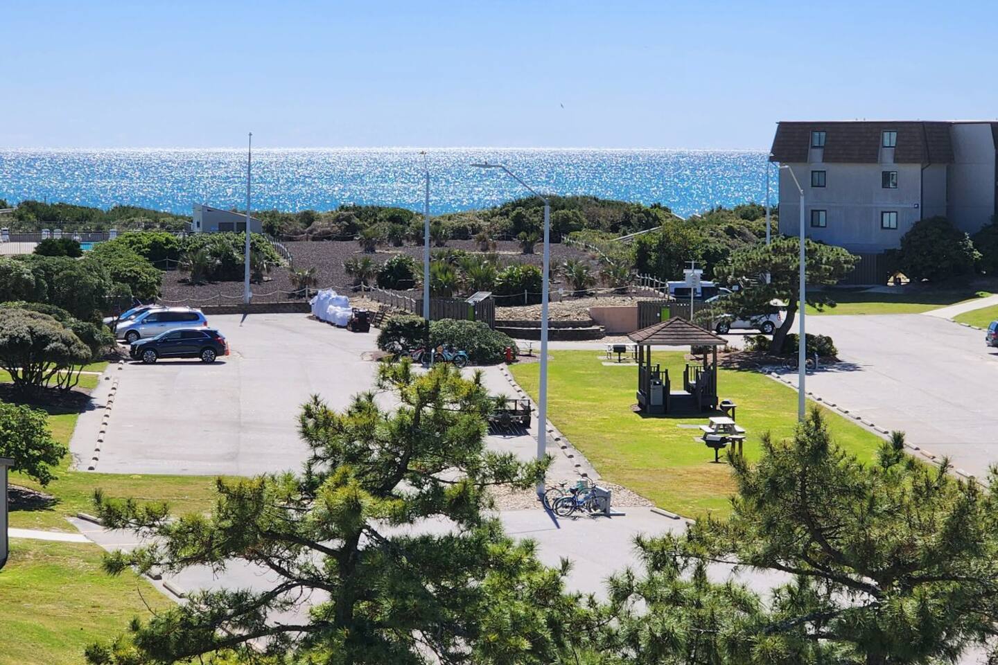 Sandy Feet Retreat King Bed, ocean view, pools E14