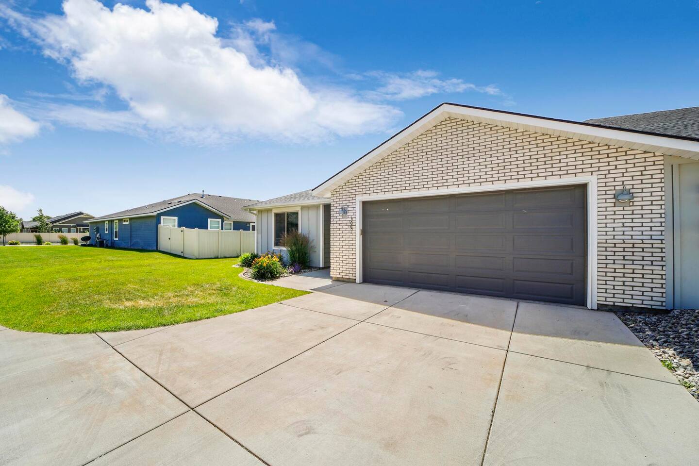 Wendell Townhome, 3bed/2bath/garage/private yard