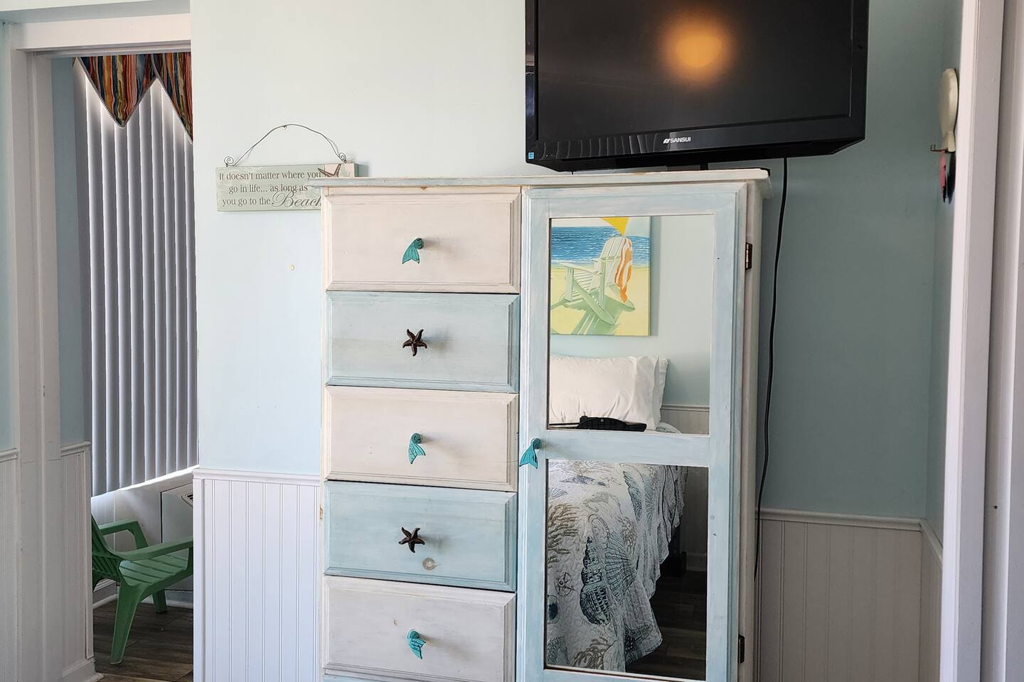 OS101 -Double unit, bedroom, Wi-Fi, steps to ocean