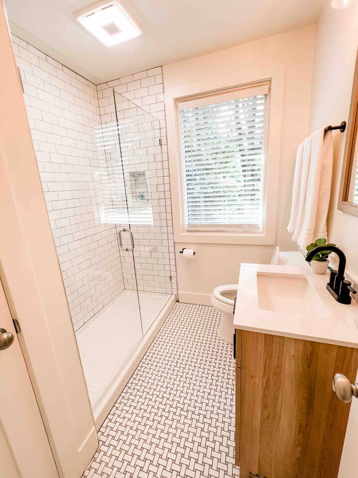 Cute 2 BR Condo Downtown Homewood