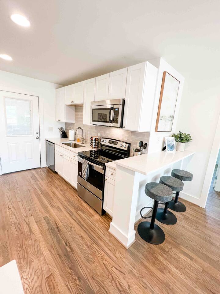 Cute 2 BR Condo Downtown Homewood