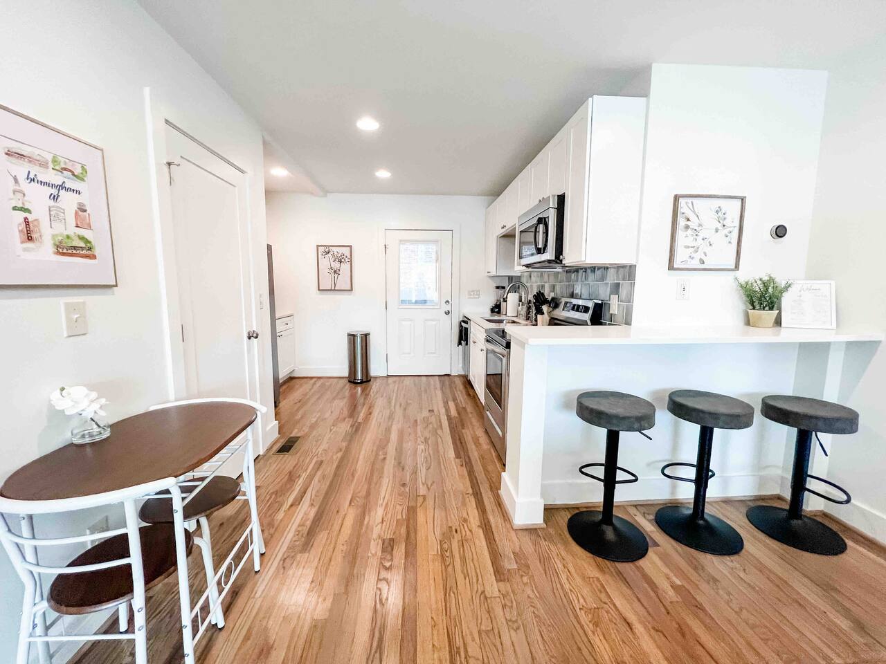 Delightful 2 BR Condo Downtown Homewood