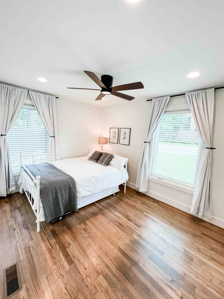 Delightful 2 BR Condo Downtown Homewood