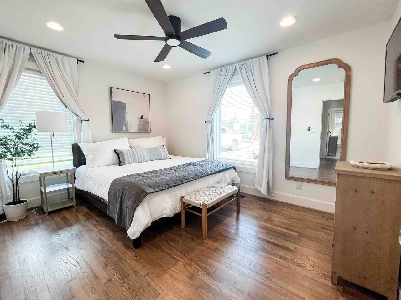 Delightful 2 BR Condo Downtown Homewood