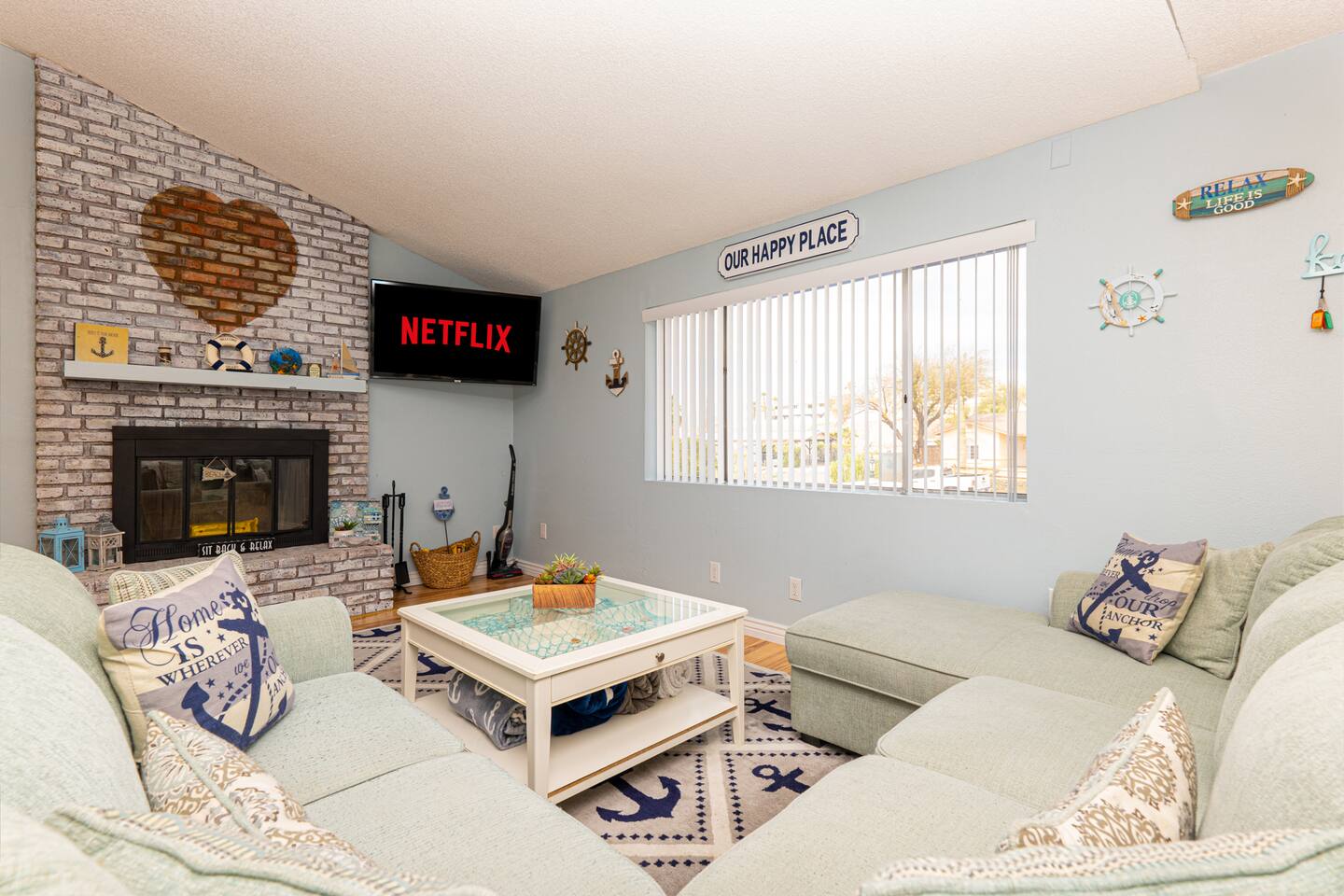 "Anchored Inn" | Great Location | Sleeps 12 | BBQ