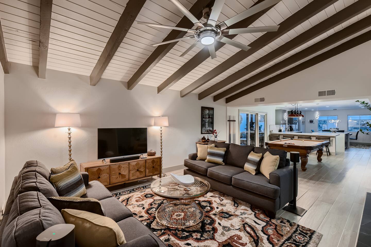 Luxe Oasis Mins to Old Town, Pool, and Pool Table