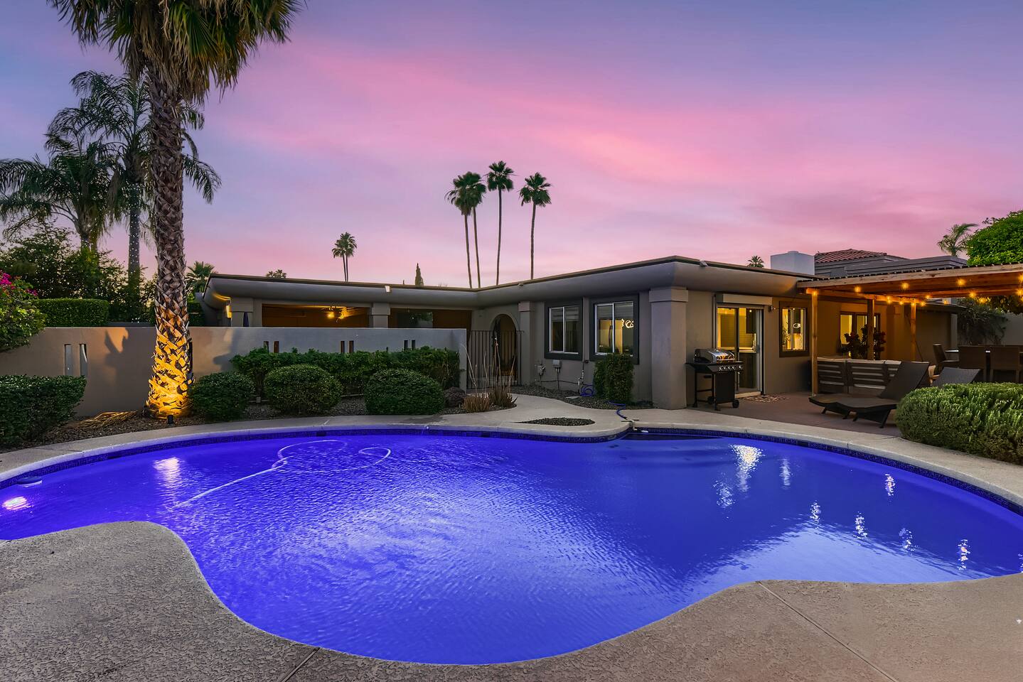 Luxe Oasis Mins to Old Town, Pool, and Pool Table