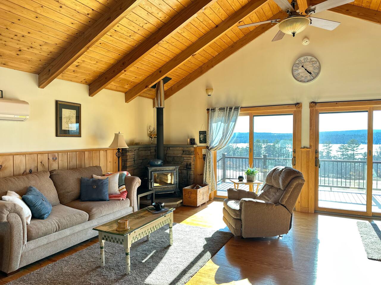 3BR Lake View Cabin~Fire Pit~Deck~Casino Nearby