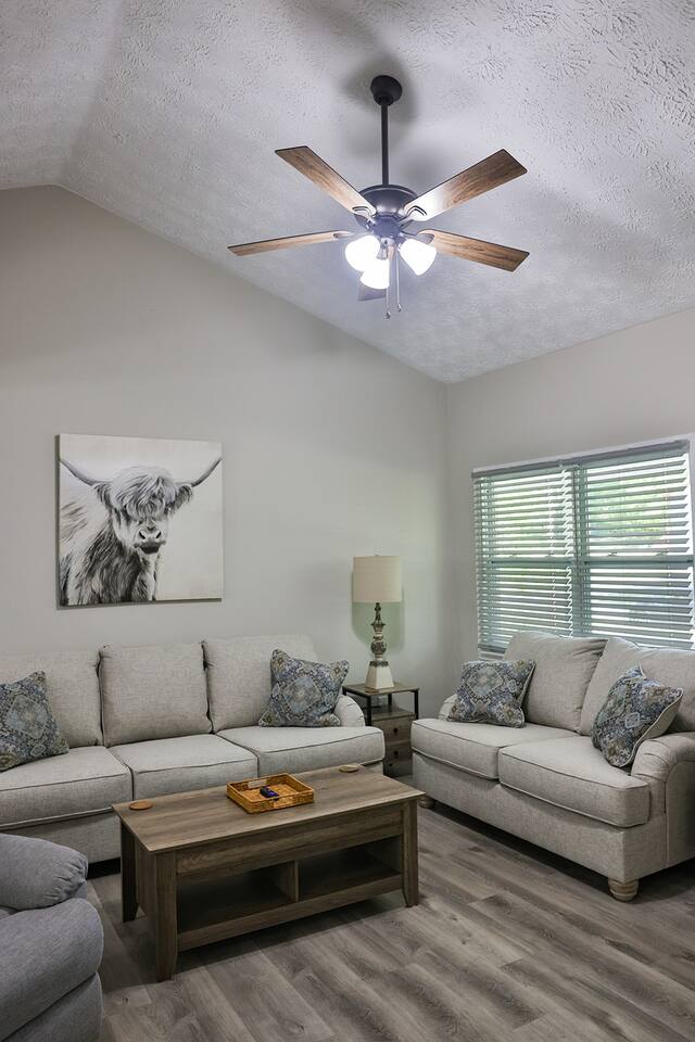 Cute Rancher near Choccolocco Park w/King Bed!