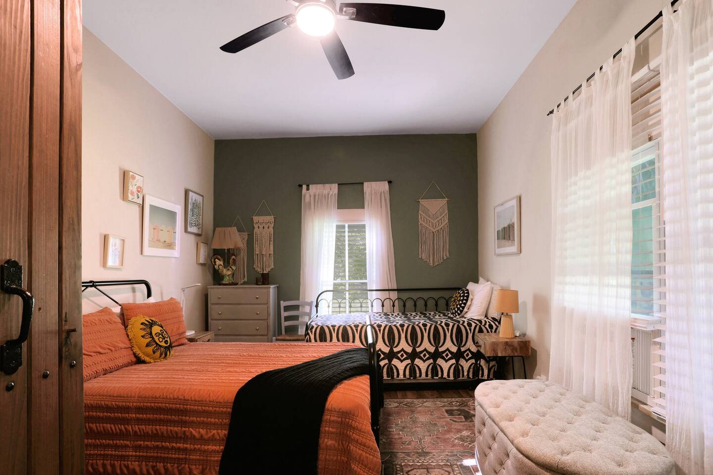 Historic Spring Cottage -Sleeps 5, Pets welcome!