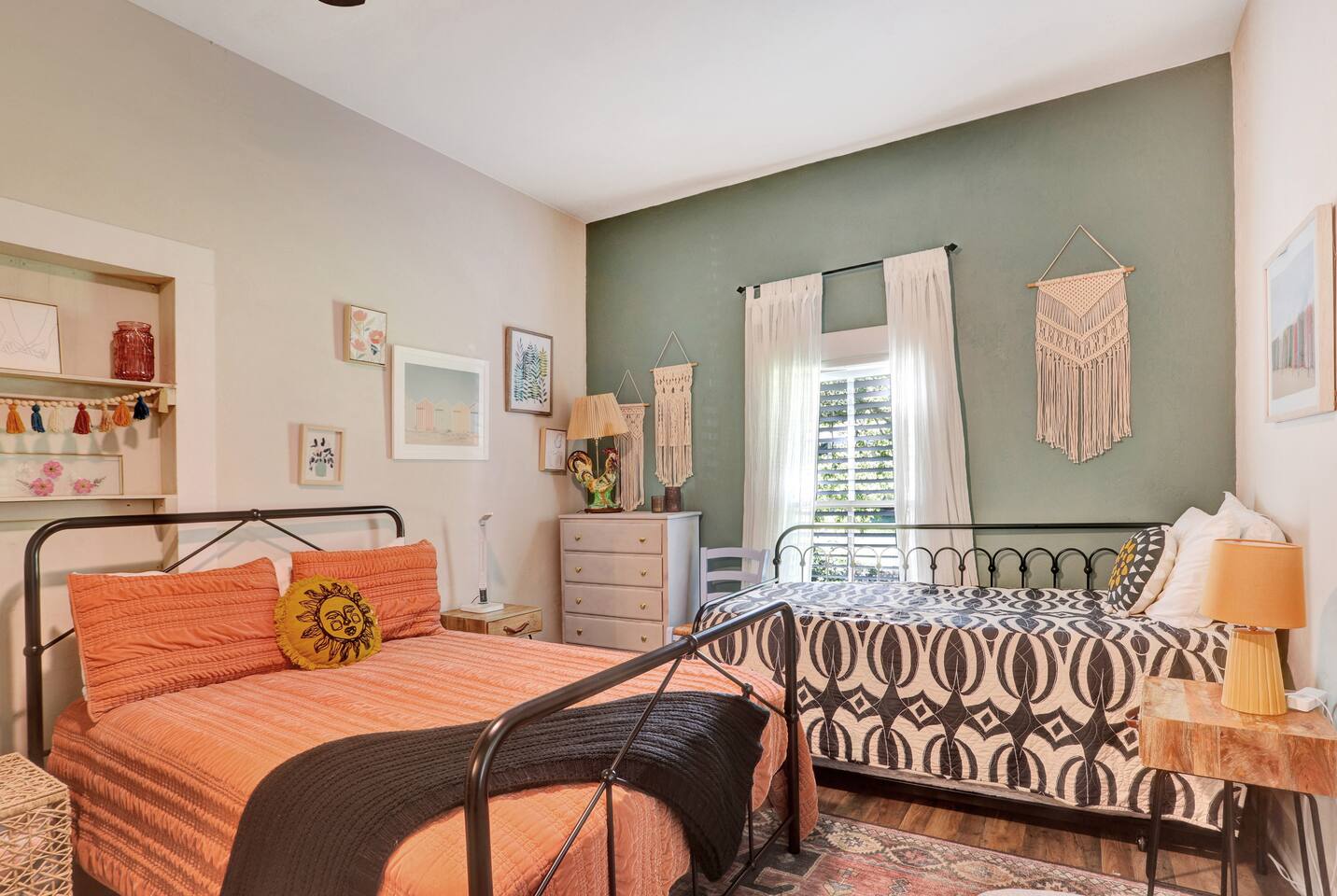 Historic Spring Cottage -Sleeps 5, Pets welcome!