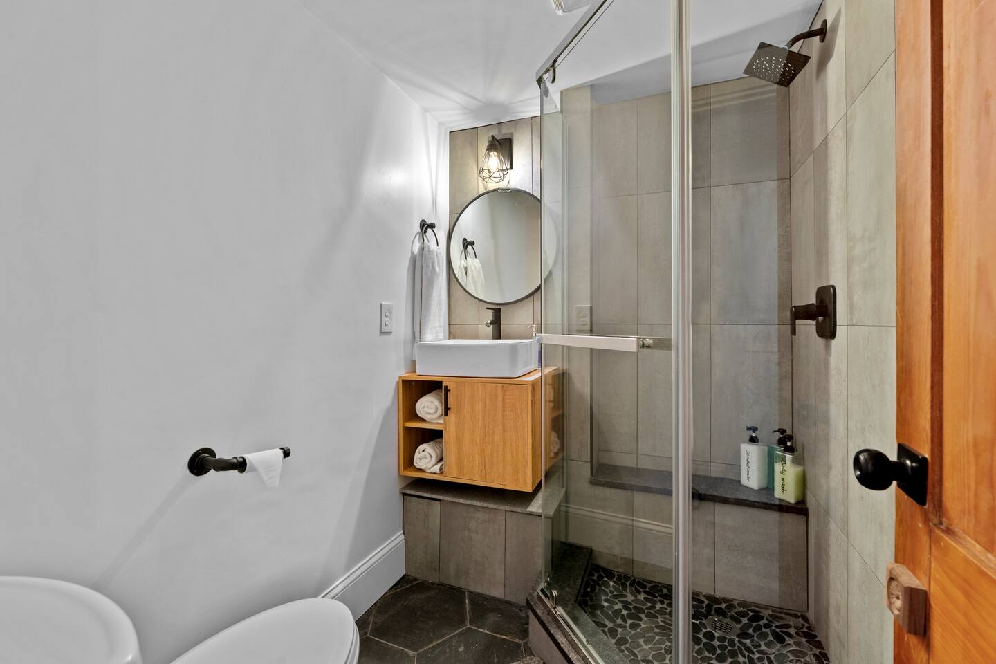 The Driftwood|2 Levels|Soaking Tub|Steps to Beach