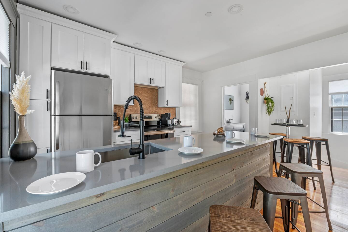 The Driftwood|2 Levels|Soaking Tub|Steps to Beach