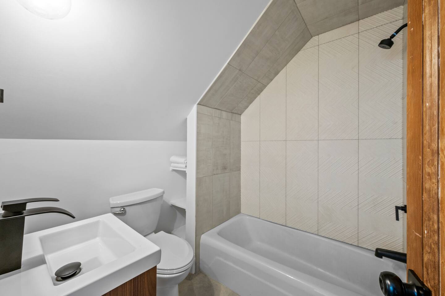 Downtown Rockport|King Bed w/Parking|Walk to Train