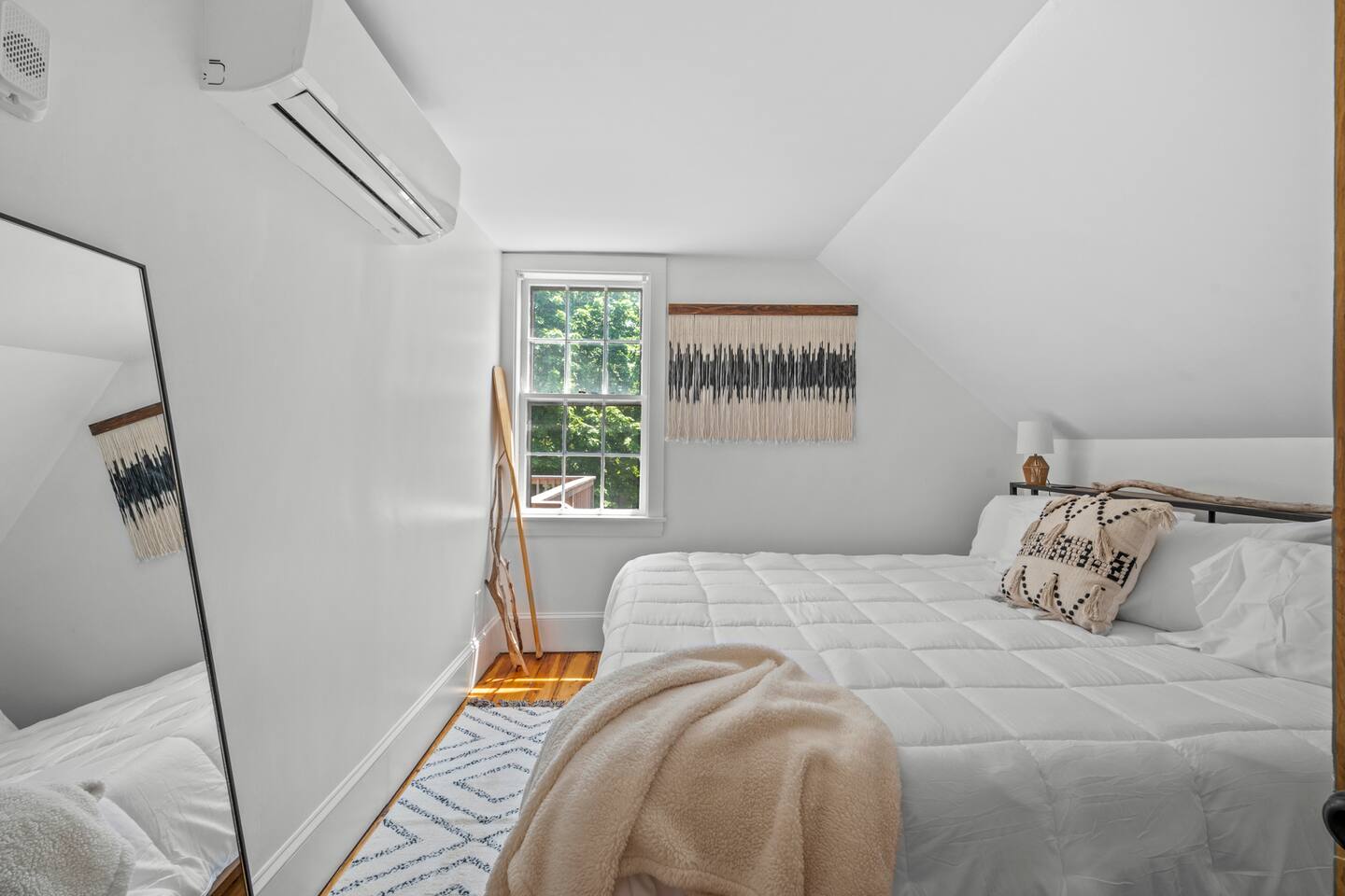 Downtown Rockport|King Bed w/Parking|Walk to Train