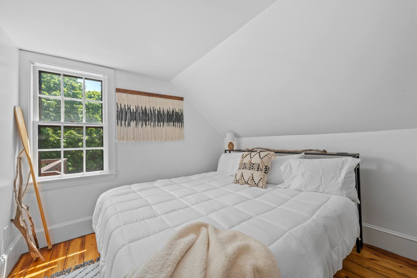 Downtown Rockport|King Bed w/Parking|Walk to Train