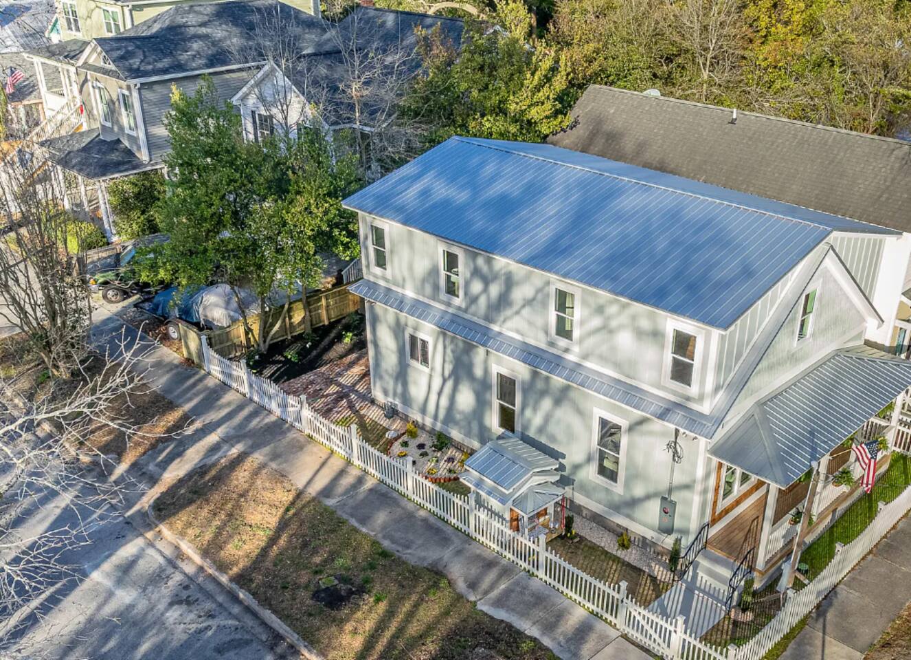 Stunner Downtown Modern | King Bed | Pet Friendly!