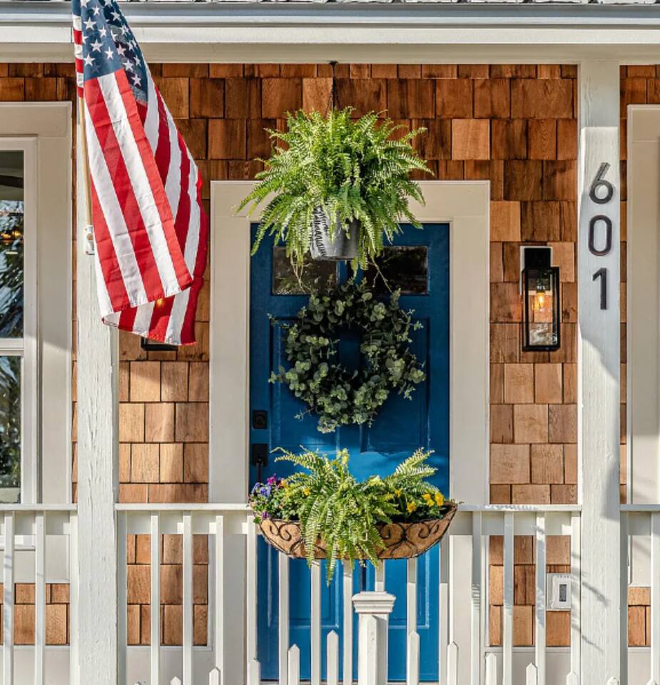 Stunner Downtown Modern | King Bed | Pet Friendly!