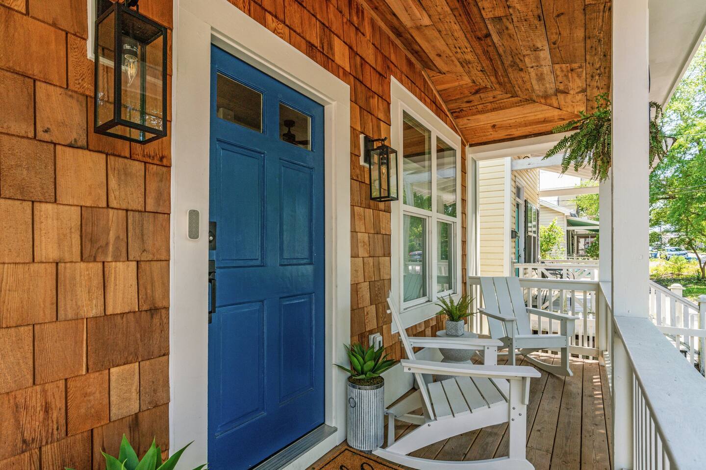 Stunner Downtown Modern | King Bed | Pet Friendly!
