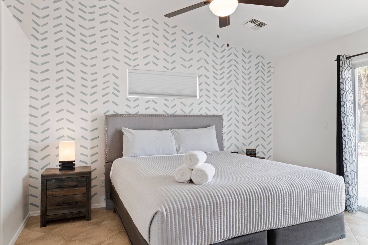 Tropic Vibes | Pet-friendly | Sleeps 8 | Firepit