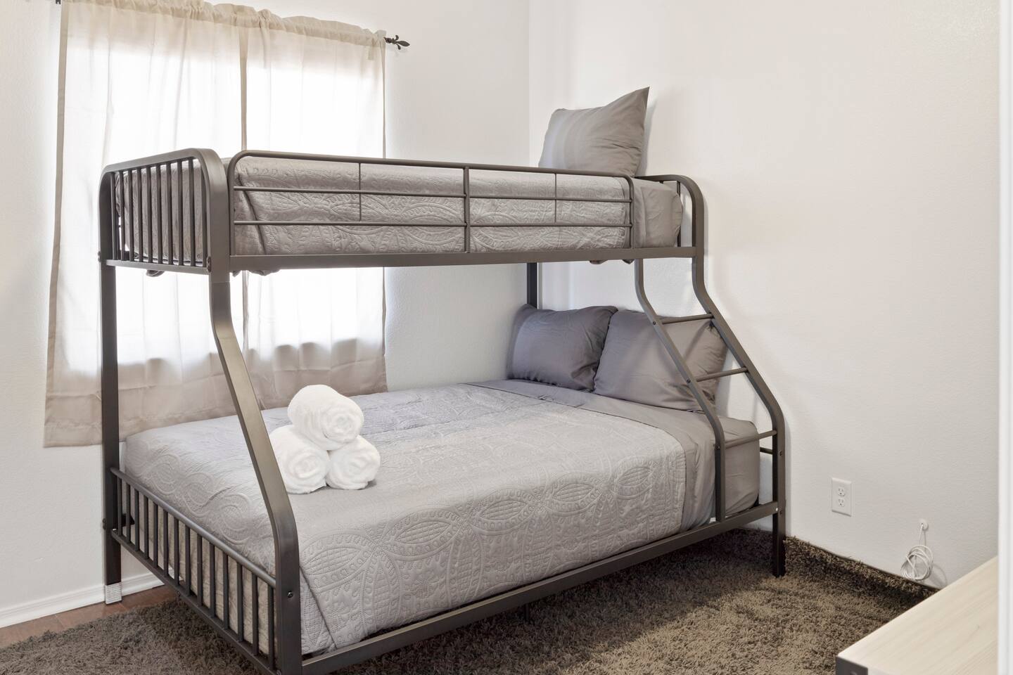 Tropic Vibes | Pet-friendly | Sleeps 8 | Firepit
