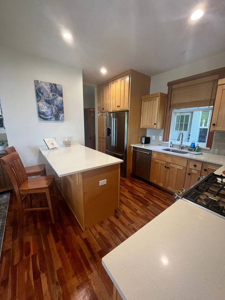 An Orcas Gem, Hot tub, close to town