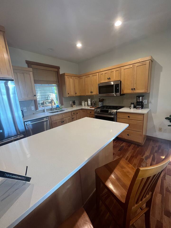 An Orcas Gem, Hot tub, close to town