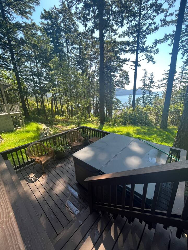 An Orcas Gem, Hot tub, close to town