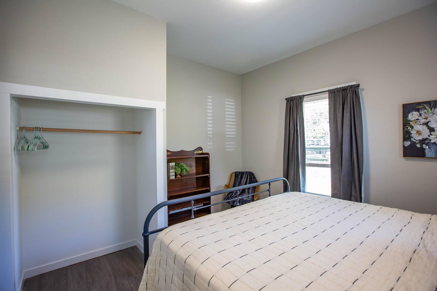 Charming Bungalow at Manhattan Hill (2bd/1 bath)