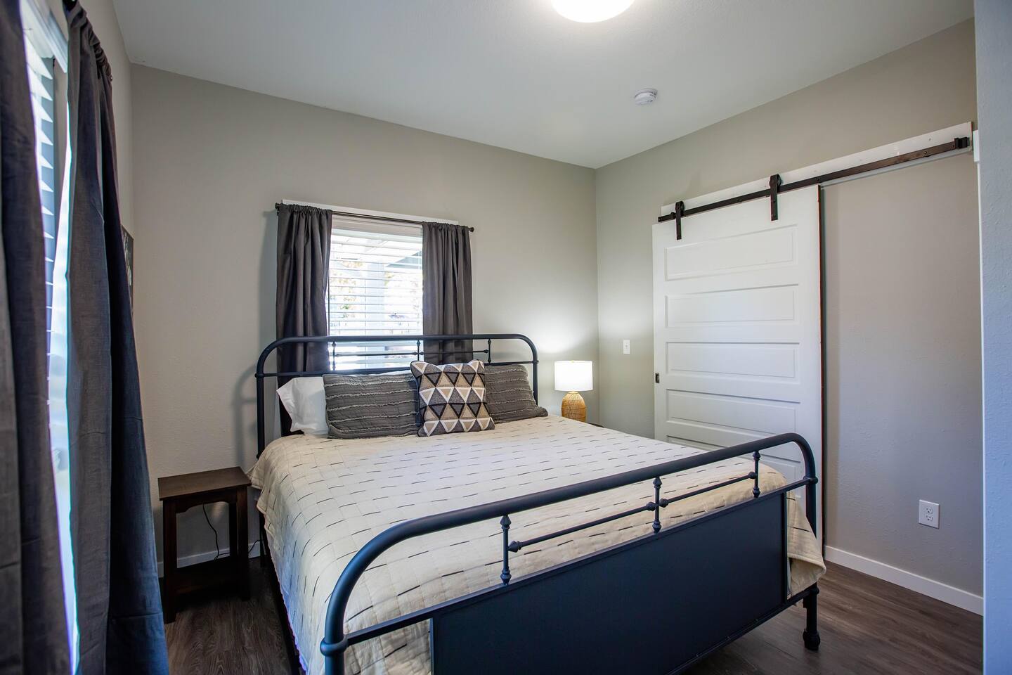 Charming Bungalow at Manhattan Hill (2bd/1 bath)