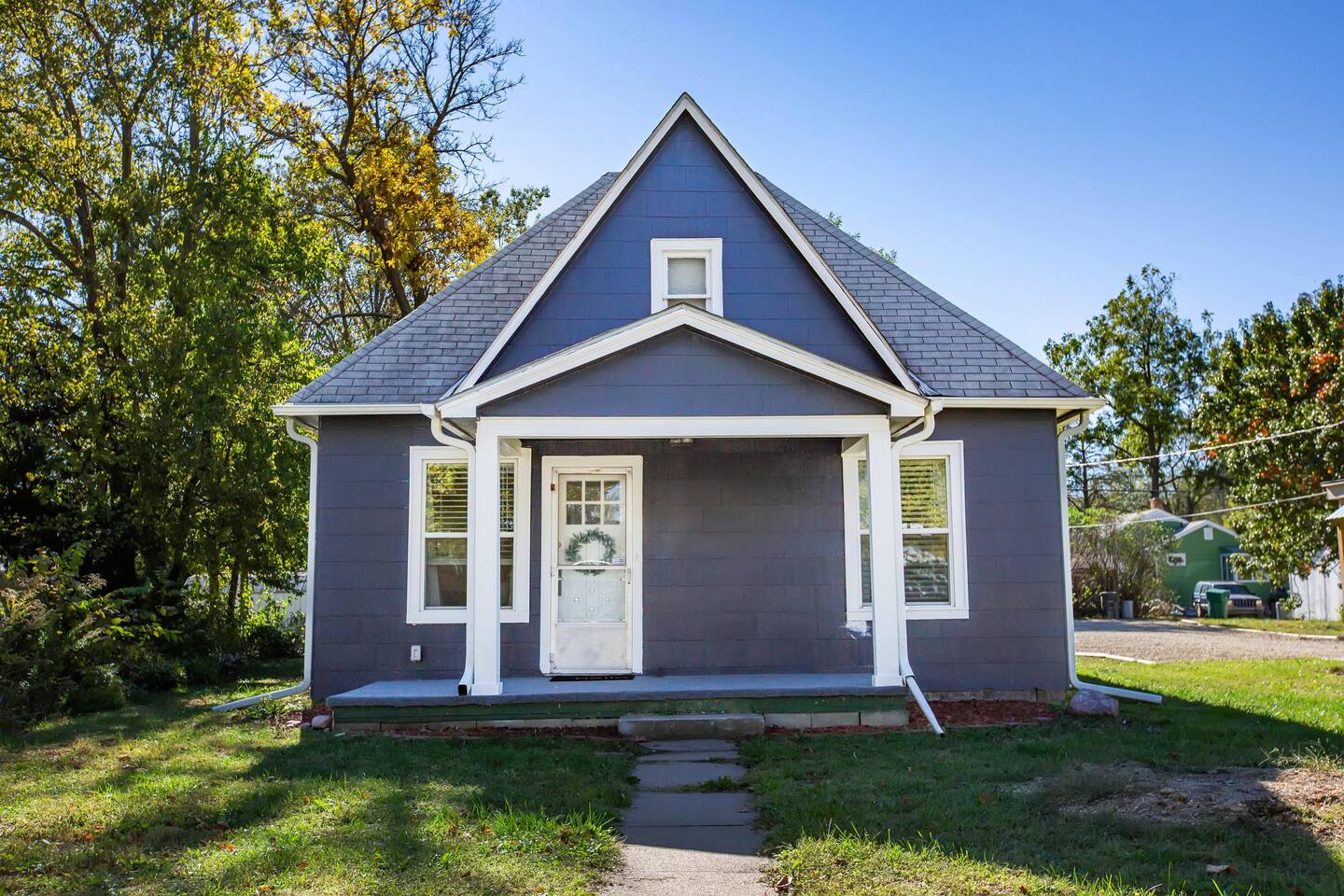Charming Bungalow at Manhattan Hill (2bd/1 bath)