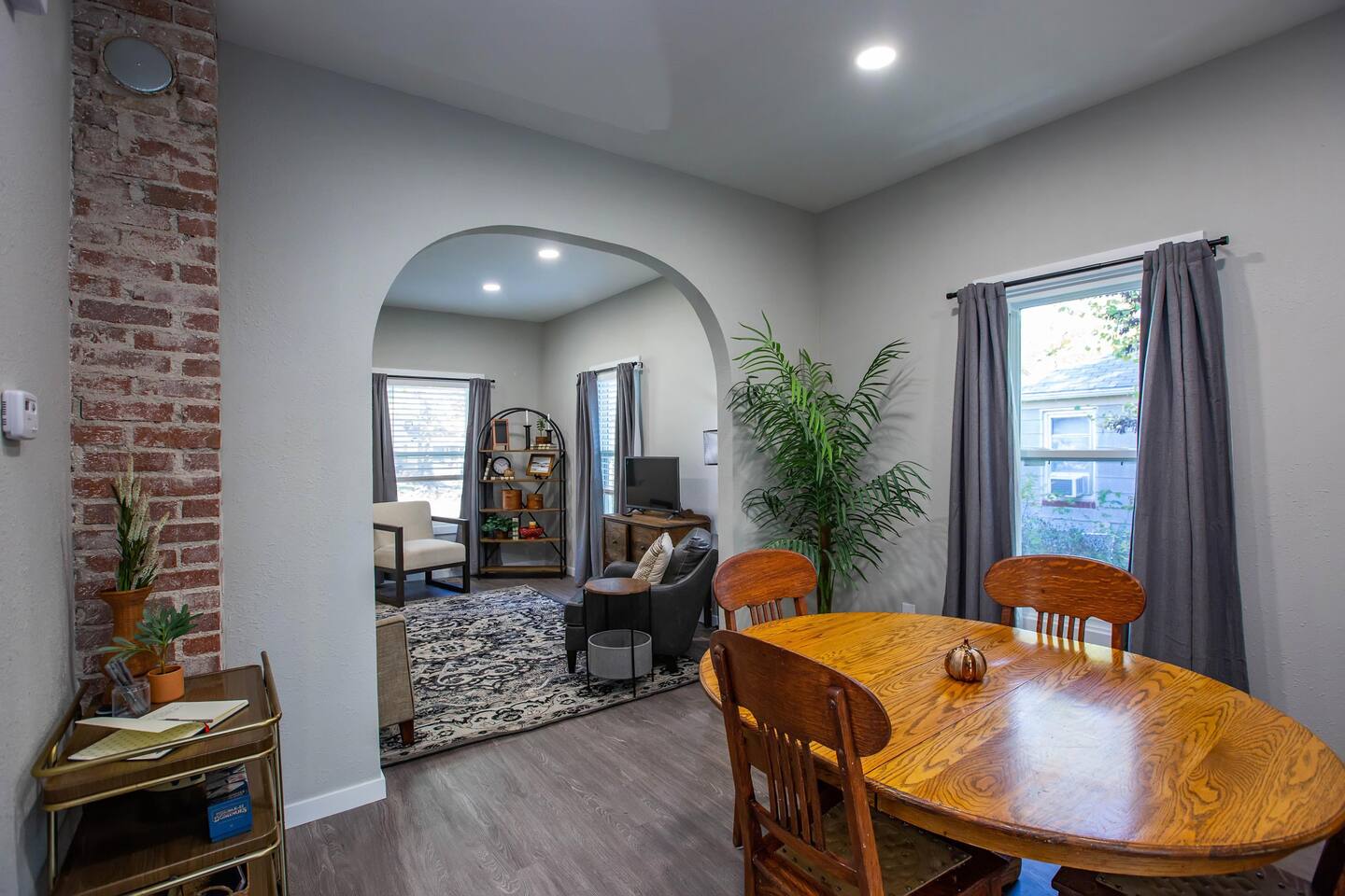 Charming Bungalow at Manhattan Hill (2bd/1 bath)