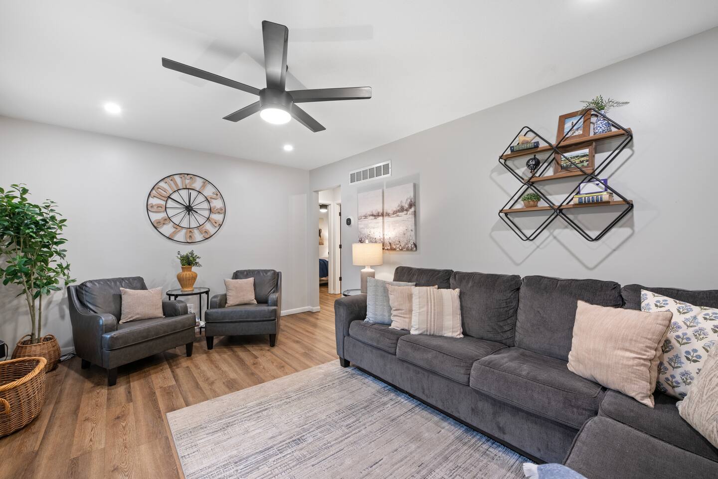 1 mile to the football stadium! King Bed — Manhattan — vacation rental