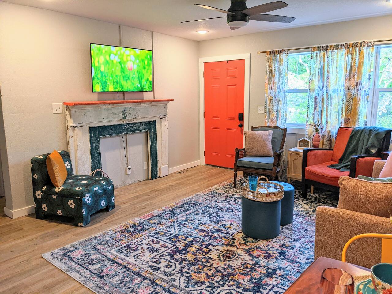 Unique Stay w/Fun Vibes! King&Queen beds