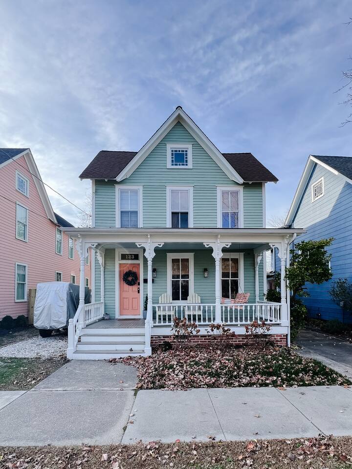The Peach House: close to the shops, beach + park