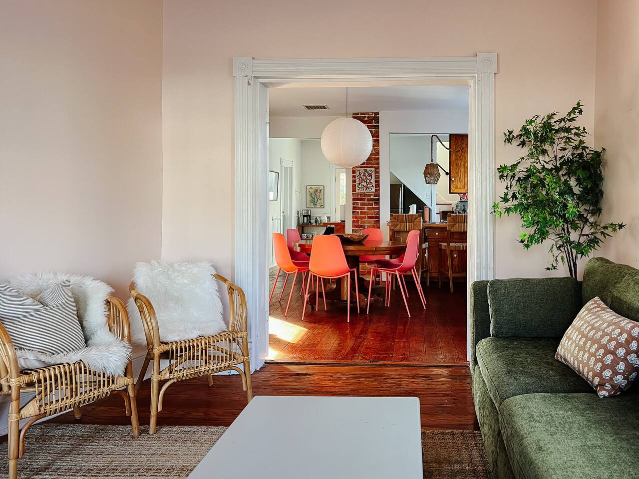 The Peach House: close to the shops, beach + park
