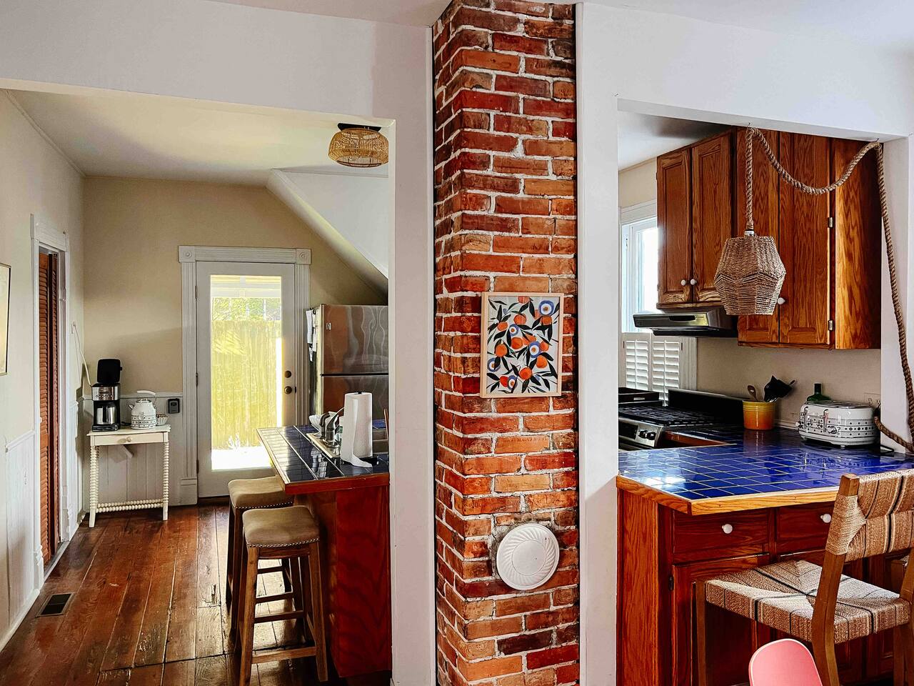 The Peach House: close to the shops, beach + park