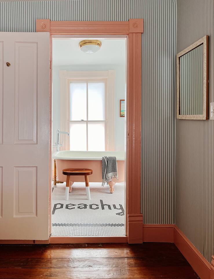 The Peach House: close to the shops, beach + park