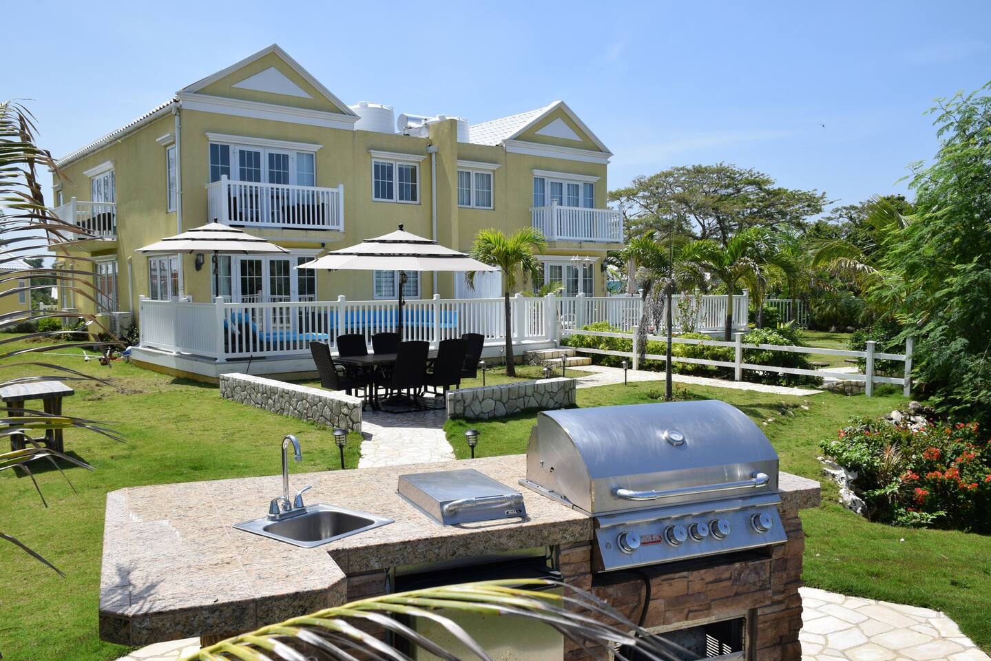 Luxury Negril 2BR Villa | Ocean Views Beach & Pool — Negril — vacation rental